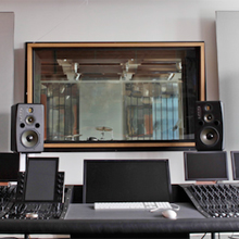 ADAM A8X also provides aural support for seven DAW rooms that are equipped with Apple iMacs loaded with audio software